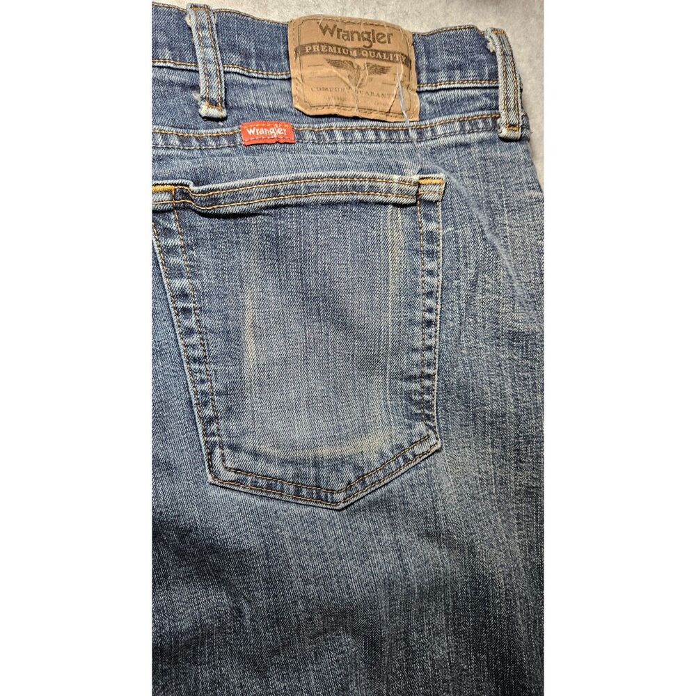 Wrangler Premium Quality Men's Jeans 44x30 Blue Distressed Straight Leg Denim - Picture 7 of 7